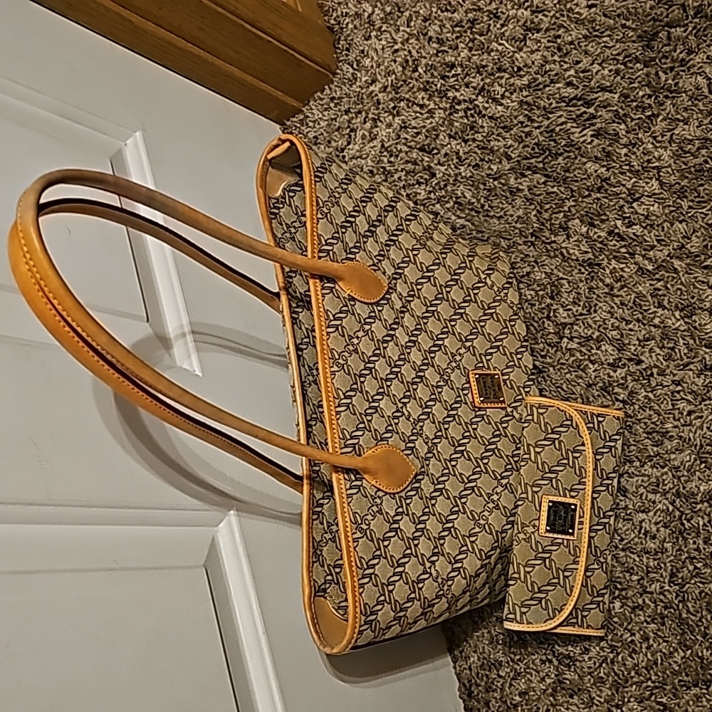 Dooney and Bourke Tote & Wallet
